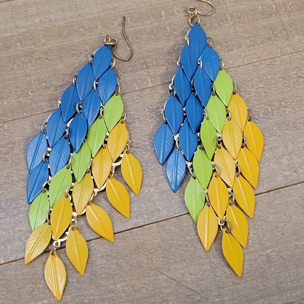 • Colorful Woven Leaf Ombre Hangar Earrings